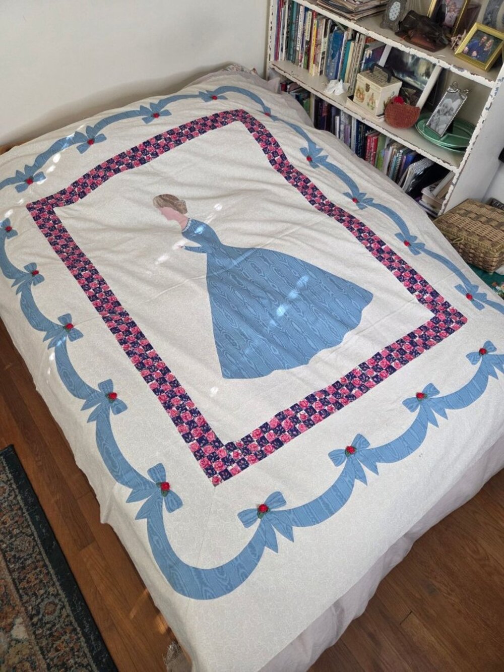 VTG Handmade Quilt Top Victorian Lady Floral Bow Border 75x65 Cream Blue Cotton - Picture 5 of 14